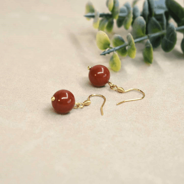 Boucles d&#039;oreilles courtes avec une pierre naturelle en jaspe brique