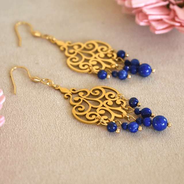 Boucles d&#039;oreilles longues avec estambe orient et chutes en lapis lazuli