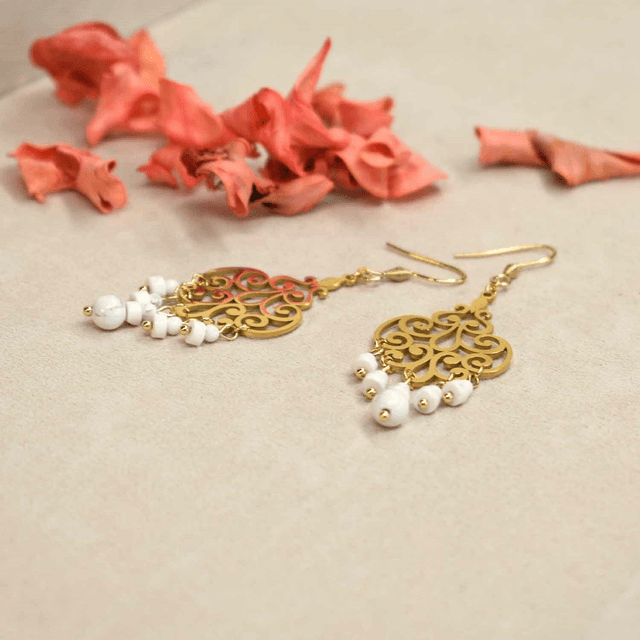 Boucles d&#039;oreilles longues avec estampe orient et chutes en howlite