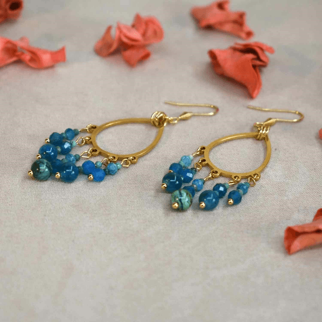 Boucles d&#039;oreilles longues en forme de goutte et multi chutes en apatite bleue et chrysocolle