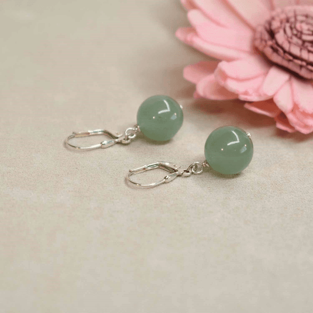 Boucles d&#039;oreilles courtes avec une pierre naturelle en aventurine