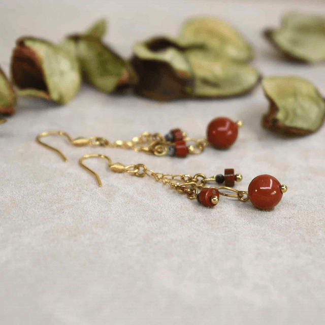 Boucles d&#039;oreilles longues en chaine libre et jaspe rouge