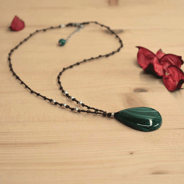 Ras du cou cordon et grande goutte en malachite