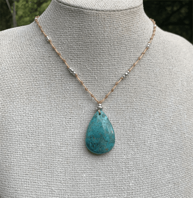 Ras du cou avec pendentif en Shattuckite et cordon couleur sable